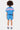 T-shirt Jasnova Bleu court porté par un enfant, vue de dos, grandes lettres roses gothiques Eleven sur les épaules