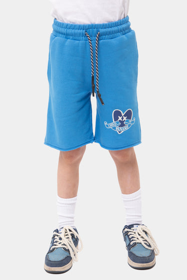 Short Jaxandre Bleu porté par un enfant, de face, cordon rayé noir et blanc et coeur brodé sur la cuisse