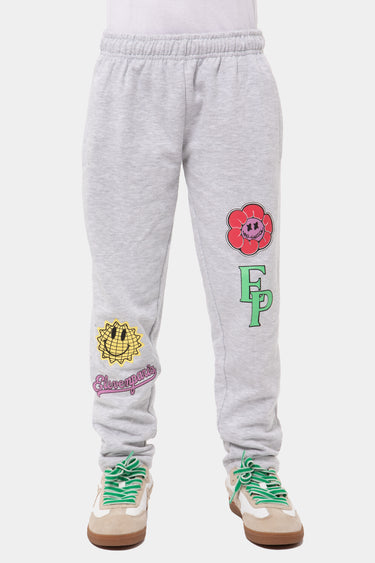 Jogging Jazmina Gris Chiné porté par un enfant, de face, écussons fleur rose, lettres EP vertes et smiley jaune