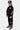 Jogging Jazzy Noir porté par une fille de trois quarts, casquette noire, étoiles violettes sur le bas des jambes
