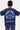T-shirt Jea Bleu Marine porté par un enfant, vue de dos, grand lys bleu et inscription Lower East Side