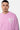Pull Jedmo Rose porté par un mannequin homme, gros plan de face, coeur blanc à croix roses et sourire