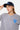 T-shirt Jelly Gris Chiné porté par une mannequin femme, gros plan, casquette bleu marine, coeur bleu à étoiles