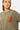 T-shirt Power Kaki, gros plan sur la poche poitrine en cuir marron à coeur gaufré, mannequin femme