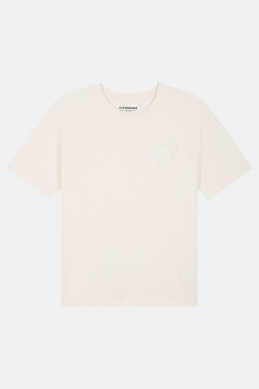T-shirt Jerusalema Écru à plat, vue de face, petit coeur écru en relief sur la poitrine et étiquette Eleven Paris