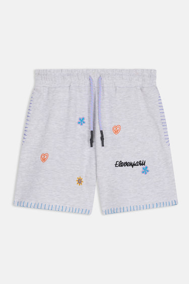 Short Jelissa Gris Chiné à plat, vue de face, fleurs et coeurs brodés, cordon lilas, surpiqûres bleues