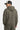 Sweat à capuche Jeuda Kaki porté par un mannequin homme, vue de dos, casquette camouflage, capuche et bas côtelé