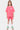 Short Jewel Rose porté avec le t-shirt rose assorti par une fille en pied, de face, coeur blanc sur la cuisse