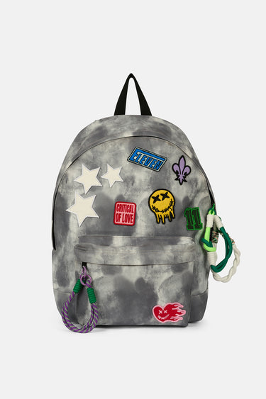 Sac à dos Jezenas Gris effet tie and dye, vue de face, écussons smiley, étoiles blanches, lys et mousquetons