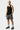 Maillot de bain Jibby Noir à motif cachemire blanc porté par un mannequin homme en pied, débardeur noir et baskets