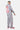 Jogging Jill Gris Chiné porté de dos par un mannequin homme, cœurs rose, blanc et rouge sur la jambe, baskets roses
