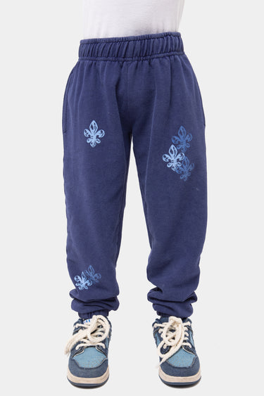 Jogging Joachim Bleu Marine délavé porté par un enfant, vue de face, fleurs de lys bleu clair, baskets bleues à lacets blancs