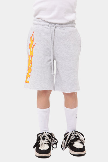 Short Johnny Gris Chiné porté par un enfant, vue de face, cordon à nœuds et flamme orange et jaune sur la jambe