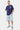 Short Jomo Bleu Jean longueur genou à fleurs de lys porté par un mannequin homme avec t-shirt bleu marine