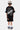 Short Jonah Noir porté de dos par un garçon avec t-shirt assorti, écusson rouge Elvn sur la cuisse, casquette