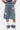 Short Jordan Bleu en jean délavé porté de dos, deux poches plaquées, ceinture Elevenparis et fleurs de lys brodées