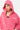 Sweat zippé à capuche Josalyne Rose en gros plan, capuche relevée, surpiqûres blanches, marguerites et inscription brodées