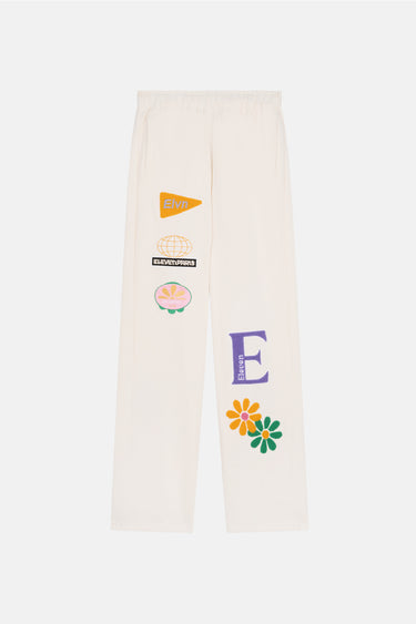 Jogging Joviel Écru vu de face à plat, patchs fanion, globe, fleurs et lettre E violette brodés sur les jambes