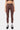 Legging de sport Jet Léopard porté de face, motif léopard brun et orangé, ceinture marron, baskets noires