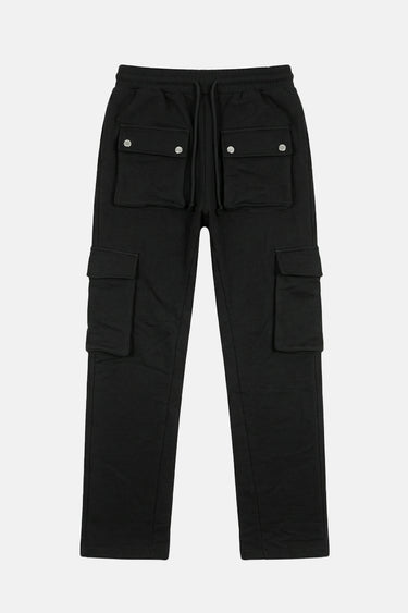 Pantalon cargo Juede Noir vu de face à plat, poches à rabat boutonnées sur les cuisses, cordon de serrage, fond blanc