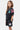 Short Jarine Noir Délavé porté de profil par une fille avec t-shirt assorti, numéro 22, étoiles et bandes roses sur la manche