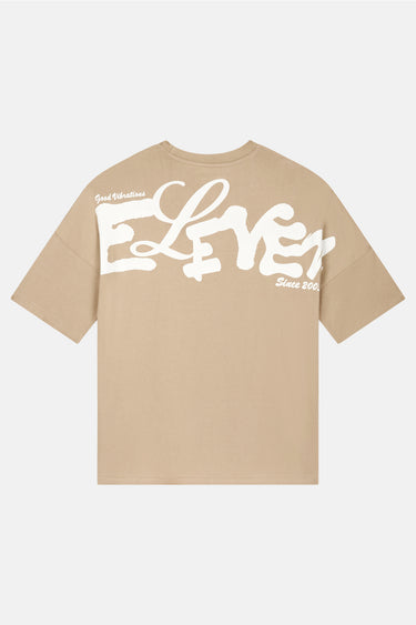 T-shirt Juno Beige oversize vu de dos à plat, grand lettrage Eleven blanc sur les épaules et mention Since, fond blanc