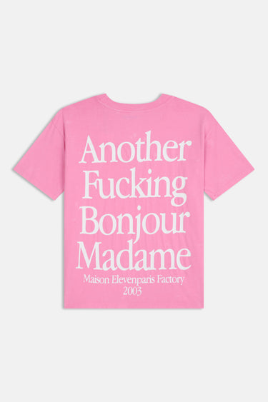 T-shirt Lys Rose délavé à plat, vue de dos avec grande inscription blanche Another Fucking Bonjour Madame