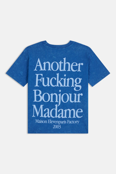 T-shirt Lys Bleu délavé à plat, vue de dos avec inscription bleu clair Another Fucking Bonjour Madame