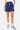 Short Maestro Bandana Bleu Marine porté par une mannequin femme, motif bandana bleu, cordons tressés et baskets bleues