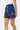 Short Maestro Bandana Bleu Marine porté en trois quarts, motif bandana bleu clair et broderie pyramide colorée sur la cuisse