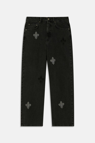 Jean Pretty Noir Délavé à plat, vue de face avec fleurs de lys grises appliquées sur les jambes