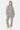 Jogging Fiby Zèbre porté par une mannequin femme avec sweat zébré assorti, vue de face en pied et baskets jaune pâle