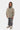 Sweat à capuche zippé Neliot Kaki porté par un enfant avec jean gris, capuche relevée, cordons tressés multicolores