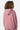 Sweat à capuche Neliot Rose Bandana vu de dos, porté par une fille aux cheveux bouclés, imprimé cachemire rose