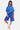 Short Ninon Bleu porté par une femme avec t-shirt bleu assorti, effet délavé et fleurs de lys, baskets blanches