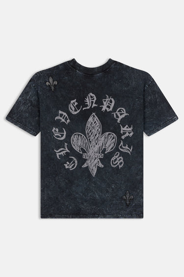 T-shirt Noemie Noir délavé à plat, vue de dos avec fleur de lys et lettres gothiques gris clair