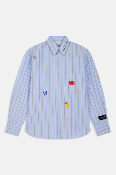 Chemise Penelope Bleu à fines rayures, vue de face à plat, broderies de papillon, citron et coeur, poche poitrine
