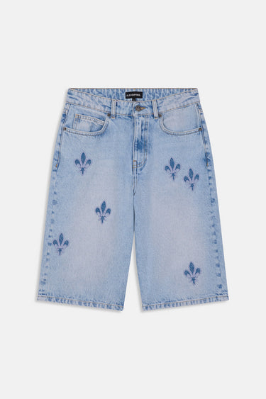 Short Jomo Bleu Jean à plat, vue de face, denim clair délavé orné de fleurs de lys bleu foncé, cinq poches