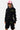 Sweat zippé à capuche court Pamela Noir porté avec un short noir, mannequin femme en casquette rose, vue de face