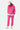 Jogging Paradis Rose délavé porté avec un sweat à capuche rose assorti, mannequin homme en casquette, tête baissée