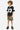 Short Parker Camouflage porté avec un t-shirt noir à numéro 03 blanc par un garçon, écusson coeur jaune, claquettes noires