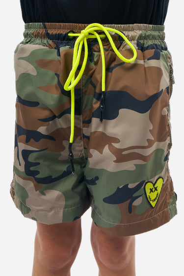 Short Parker Camouflage, vue de face rapprochée, cordon jaune fluo et écusson coeur jaune sur la jambe