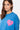 T-shirt Parma Bleu, plan rapproché sur une mannequin femme, coeur rose souriant à inscription No snitch sur la poitrine