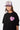 T-shirt Parma Noir porté par une mannequin femme en casquette violette, coeur lilas souriant sur la poitrine
