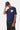 T-shirt Parma Bleu Marine porté par un mannequin homme en casquette, coeur blanc souriant sur la poitrine, main sur la tête