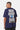 T-shirt Parma Bleu Marine vu de dos sur un mannequin homme, inscription More amour por favor blanche et coeur bleu