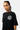 T-shirt Passau Noir porté, zoom de face sur l'emblème fleur de lys blanc brodé sur la poitrine