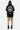 T-shirt Passau Noir porté par un mannequin homme de dos, grand emblème fleur de lys blanc, casquette verte et short kaki