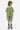 T-shirt Perle Kaki porté par un garçon en casquette avec short assorti, vue de profil en pied, coeurs imprimés