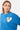 T-shirt Pinerolo Bleu porté par une mannequin femme, plan rapproché de face sur le coeur souriant en mosaïque bleu clair
